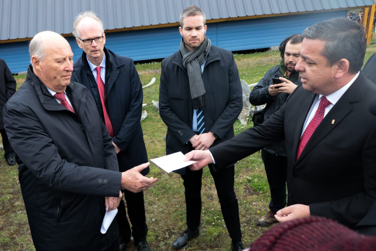 Alcalde de Cabo de Hornos acompañado por el presidente de comunidad Yagan de Puerto Williams y Cristina Calderón, le entregaron carta al Rey de Noruega rechazando instalación de salmoneras en el Beagle